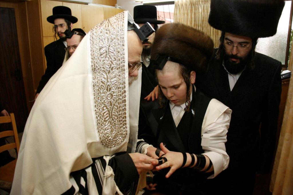 סערט ויז'ניץ: האדמו"ר כובד בהנחת תפילין