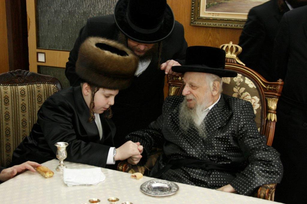 סערט ויז'ניץ: האדמו"ר כובד בהנחת תפילין