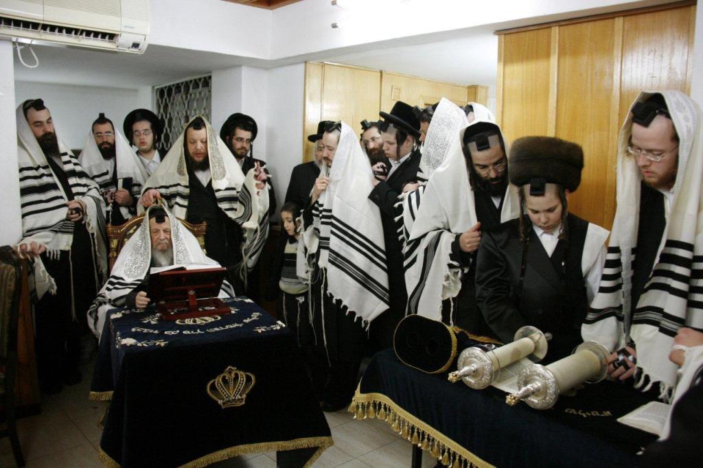 סערט ויז'ניץ: האדמו"ר כובד בהנחת תפילין