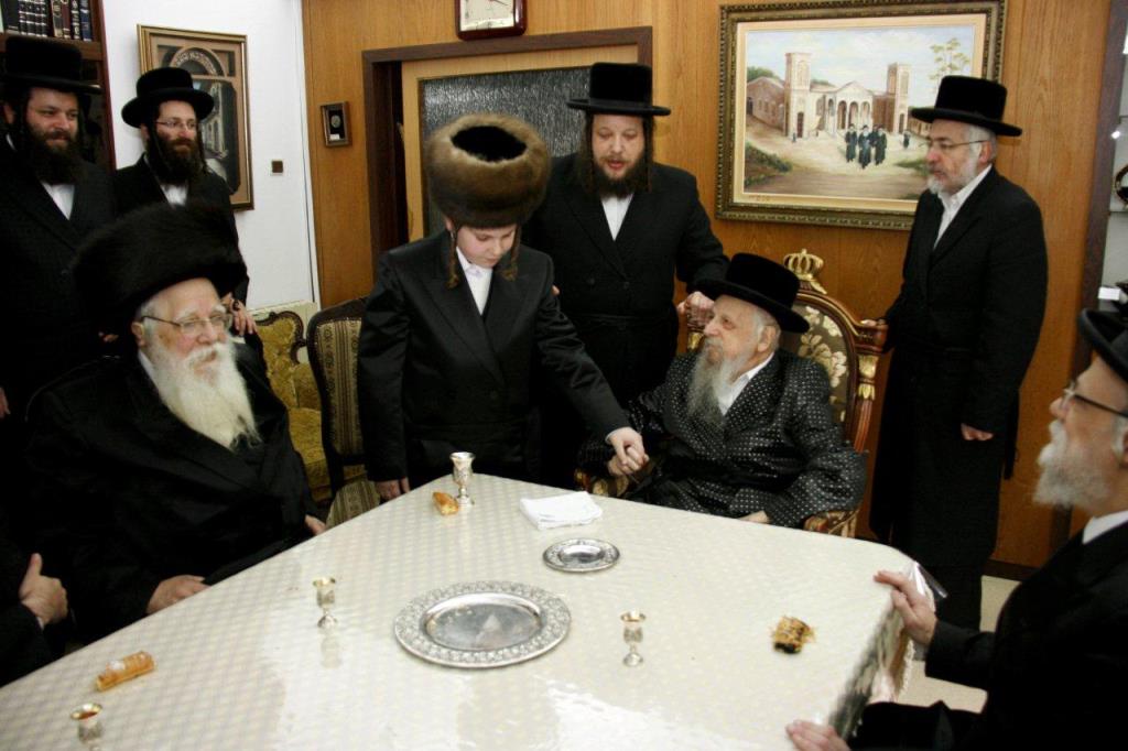 סערט ויז'ניץ: האדמו"ר כובד בהנחת תפילין