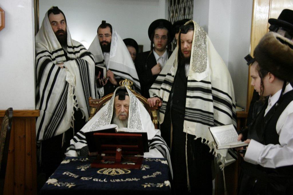 סערט ויז'ניץ: האדמו"ר כובד בהנחת תפילין