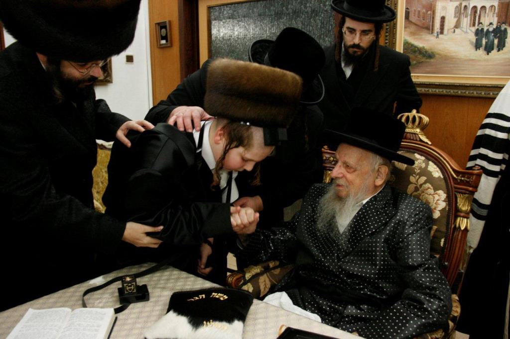 סערט ויז'ניץ: האדמו"ר כובד בהנחת תפילין