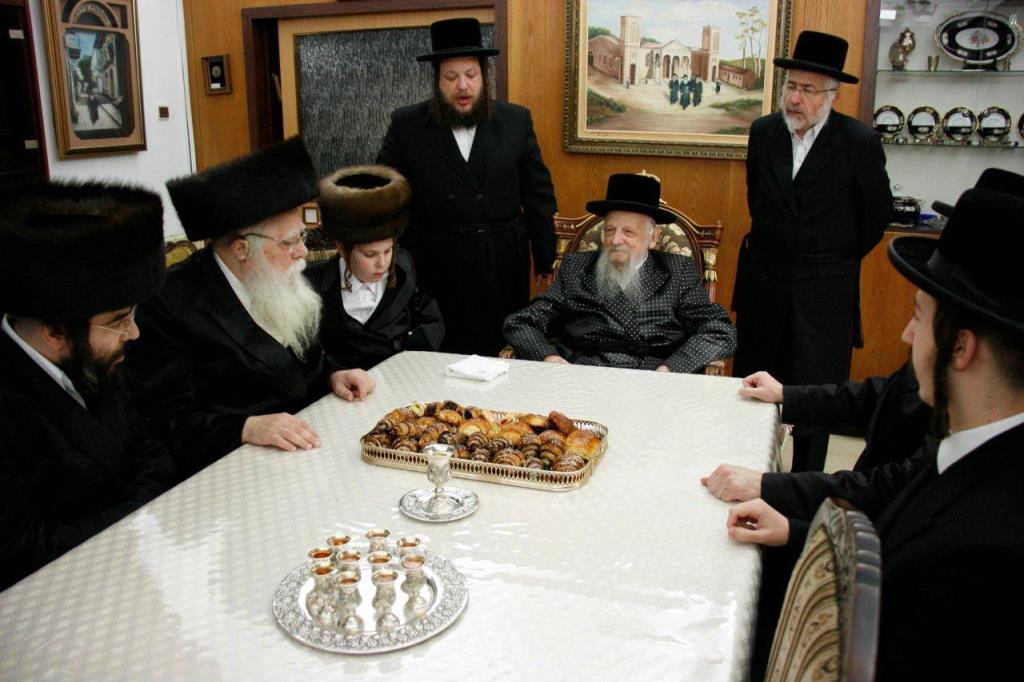 סערט ויז'ניץ: האדמו"ר כובד בהנחת תפילין