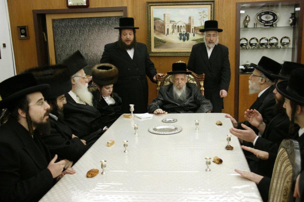 סערט ויז'ניץ: האדמו"ר כובד בהנחת תפילין