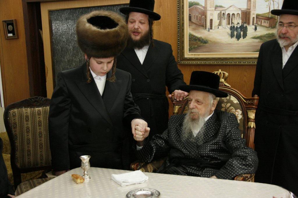 סערט ויז'ניץ: האדמו"ר כובד בהנחת תפילין