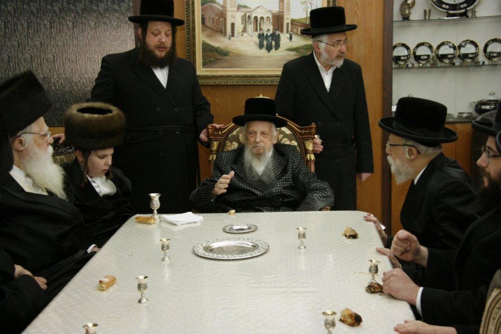 סערט ויז'ניץ: האדמו"ר כובד בהנחת תפילין