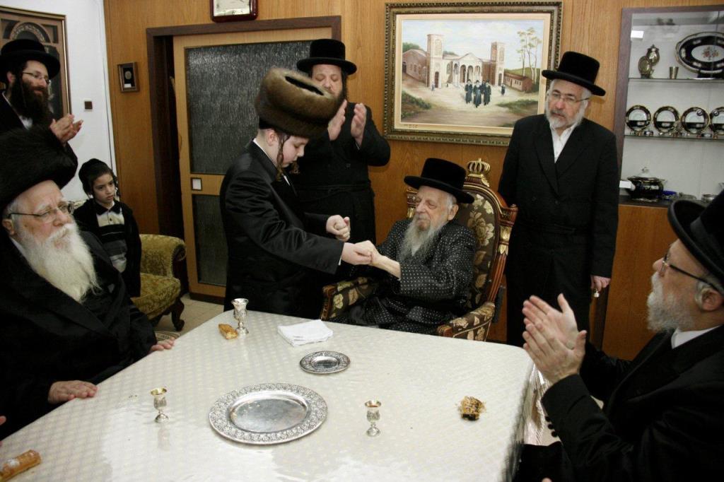 סערט ויז'ניץ: האדמו"ר כובד בהנחת תפילין