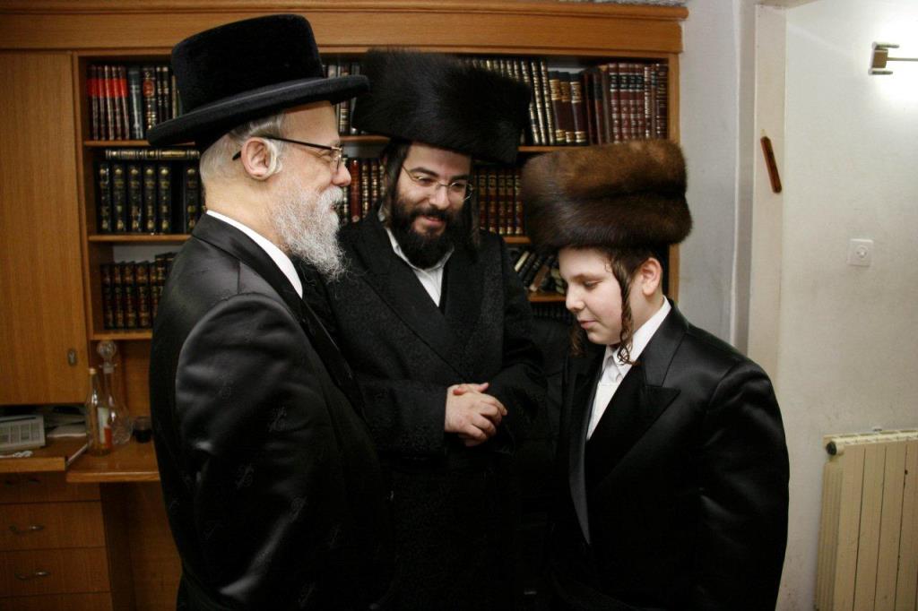 סערט ויז'ניץ: האדמו"ר כובד בהנחת תפילין