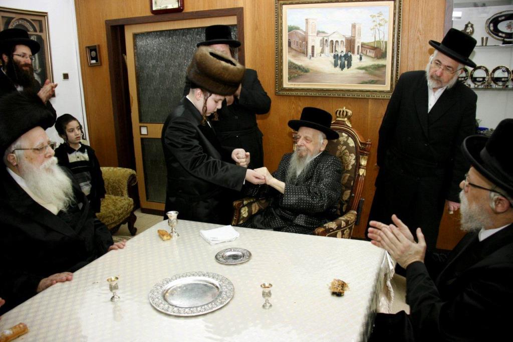 סערט ויז'ניץ: האדמו"ר כובד בהנחת תפילין