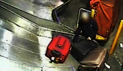 תיעוד: כך גנב עובד בנתב"ג ממזוודות הנוסעים