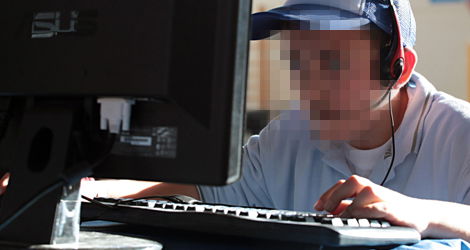 מתחזה איים על שר, מגיש וזמר