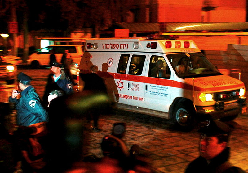 אריאל שרון מפונה לבית החולים ב-2006