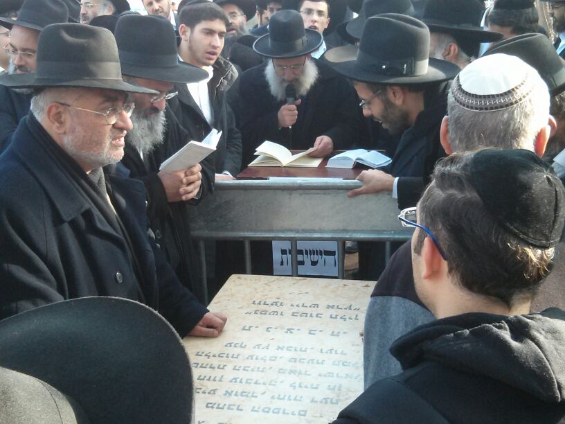 "עולם התורה בסכנה": עצרת תפילה בציון מרן הרב עובדיה