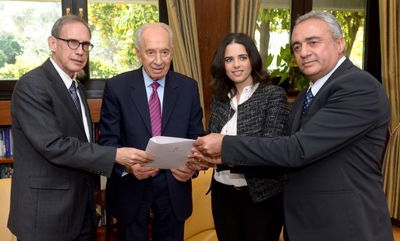 הנשיא פרס מקבל את עצומת הח"כים