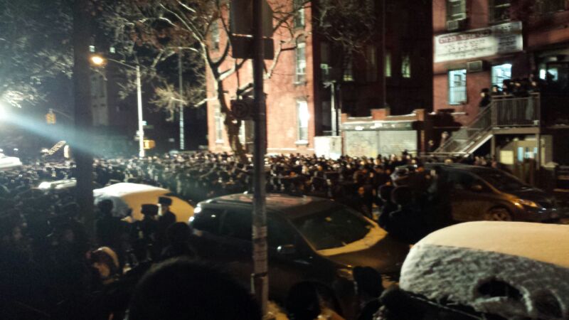 המונים במסע הלוויה