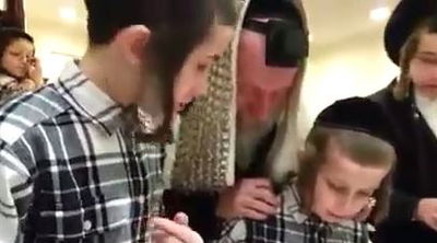 תיעוד מצמרר: ילדיו של מנחם שטארק ז"ל אומרים קדיש