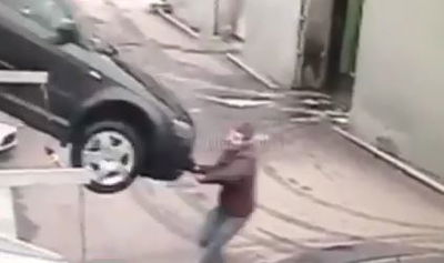 רכב האאודי כמעט ריסק את הטכנאי הרוסי • צפו