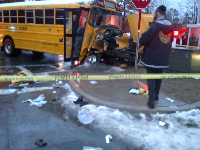 מונורו: 10 ילדים מתלמוד תורה סאטמר נפגעו בתאונה