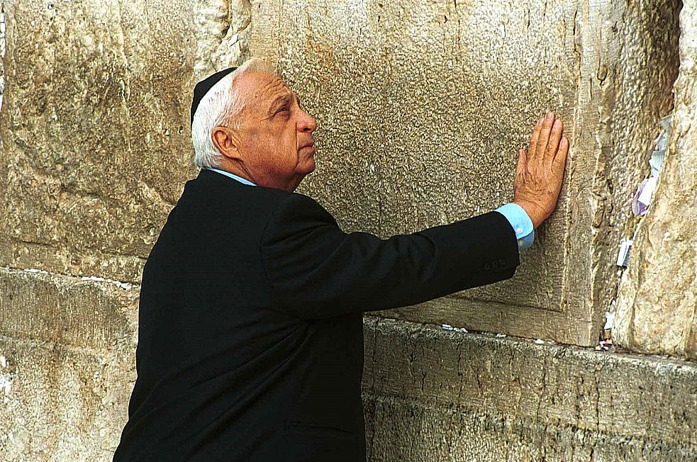 ראש-הממשלה לשעבר, אריאל שרון. מצבו מוסיף להיות קריטי