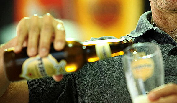 הולנד מציגה: בירה - שכר העבודה לאלכוהוליסטים