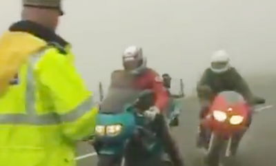 לא יאומן: השוטר גרם לתאונה • צפו