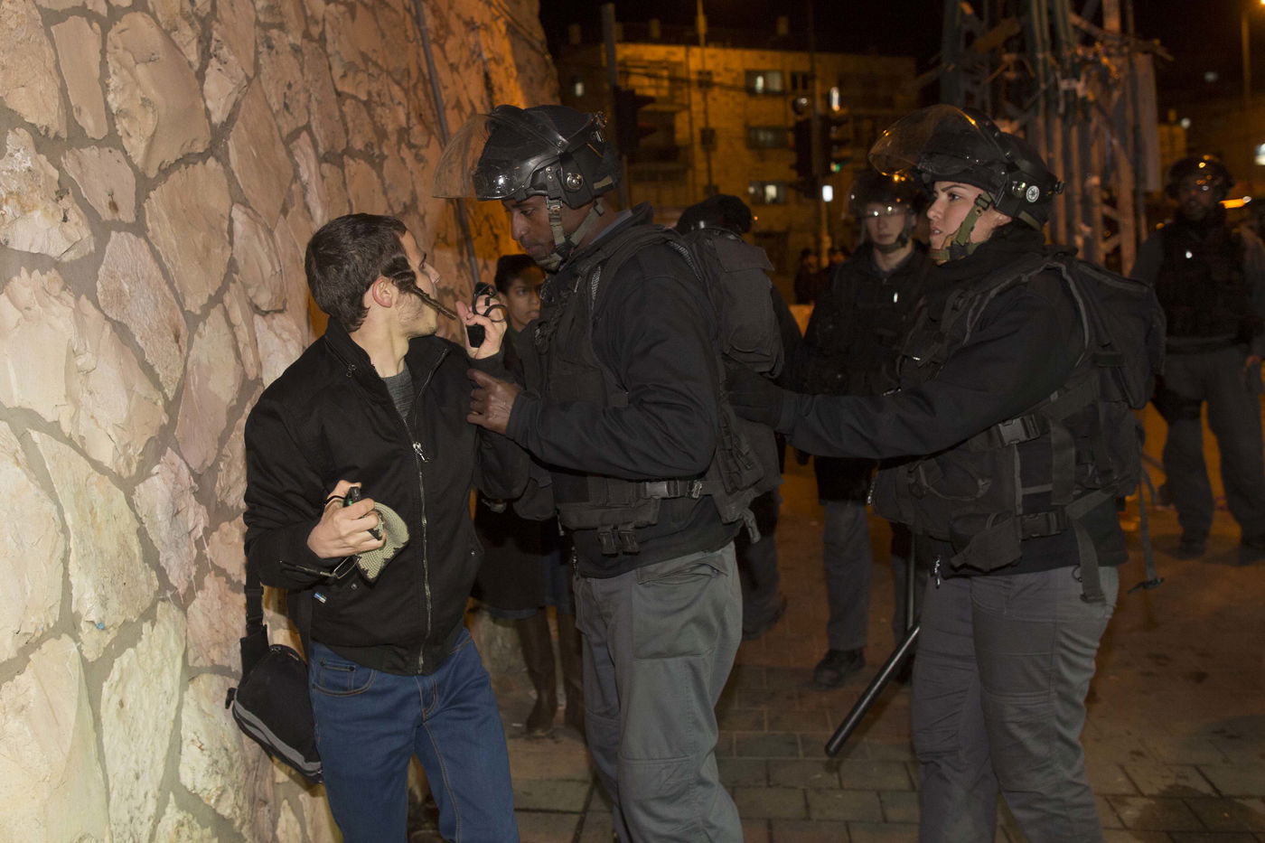 תיעוד: שוטר יס"מ תוקף את כתב גל"צ יאיר שרקי