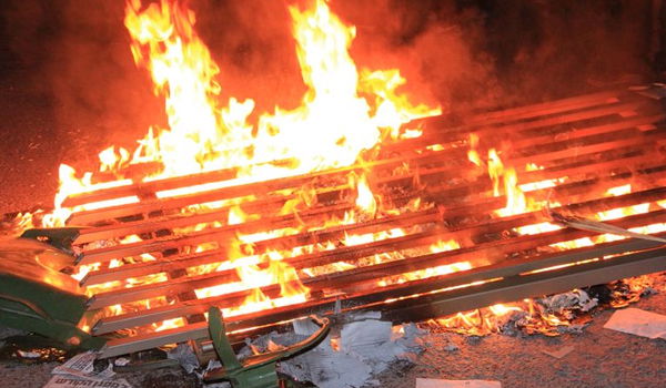 תיעוד: מאות הפגינו נגד סגירת בית העלמין סנהדריה