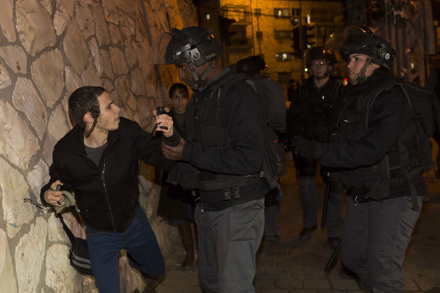 תיעוד: שוטר יס"מ תוקף את כתב גל"צ יאיר שרקי