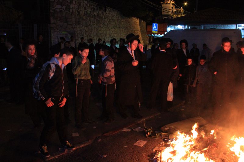 תיעוד: מאות הפגינו נגד סגירת בית העלמין סנהדריה