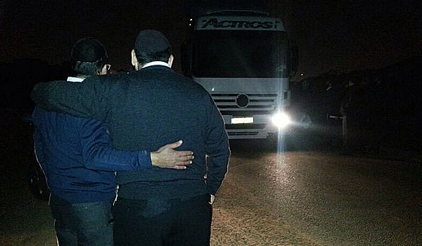 חלק מהשוחטים, סמוך למפעל, הערב