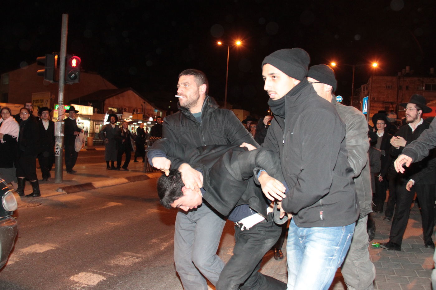 המצור על ציון הגר"ע יוסף: כך נבלמו המתפללים  • צפו