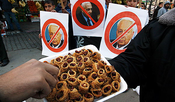 צפו: הפלסטינים חוגגים את מותו של אריק שרון