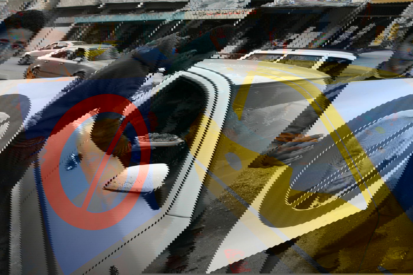 צפו: הפלסטינים חוגגים את מותו של אריק שרון