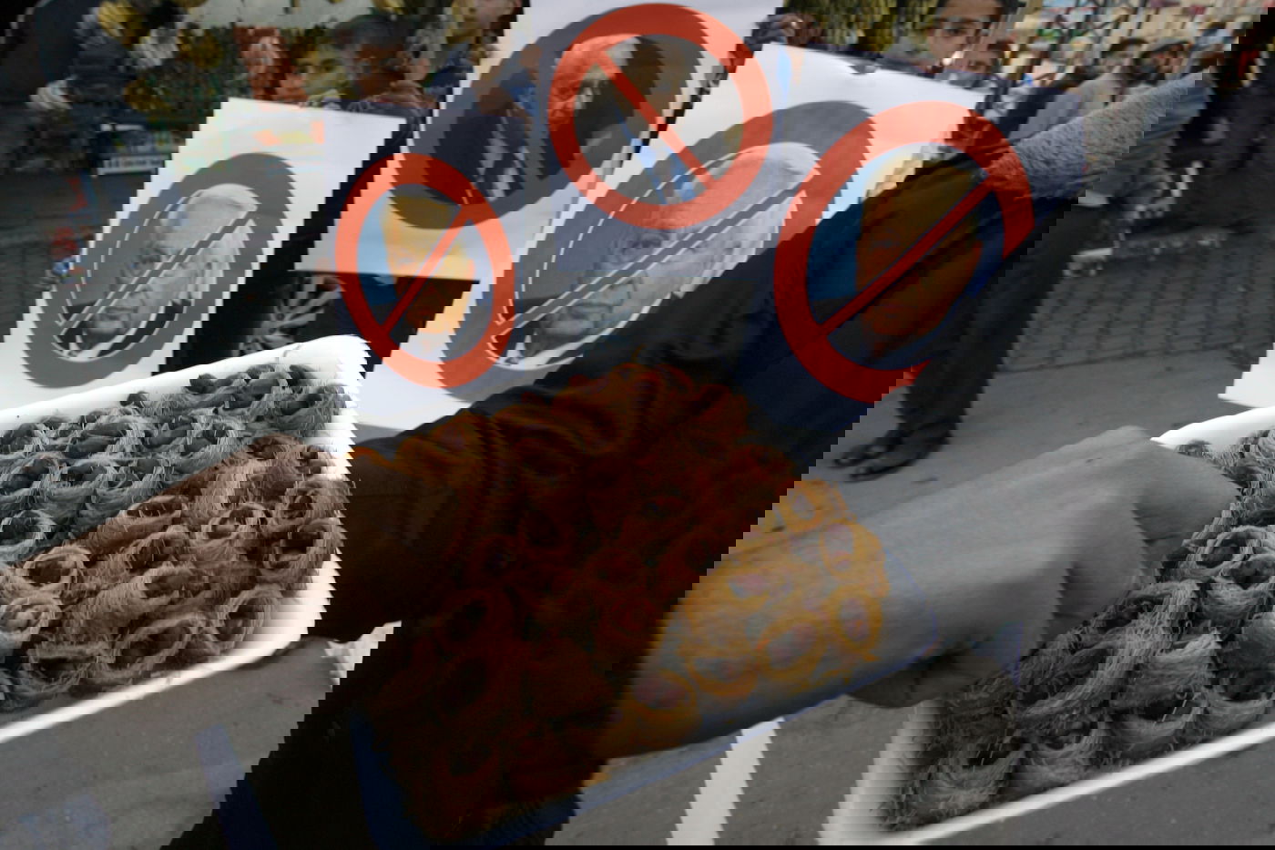 צפו: הפלסטינים חוגגים את מותו של אריק שרון