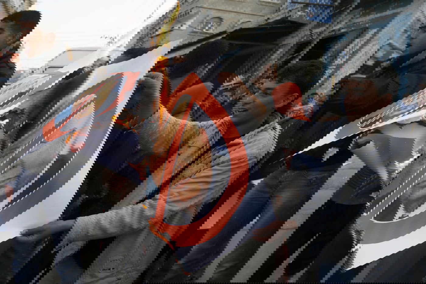 צפו: הפלסטינים חוגגים את מותו של אריק שרון