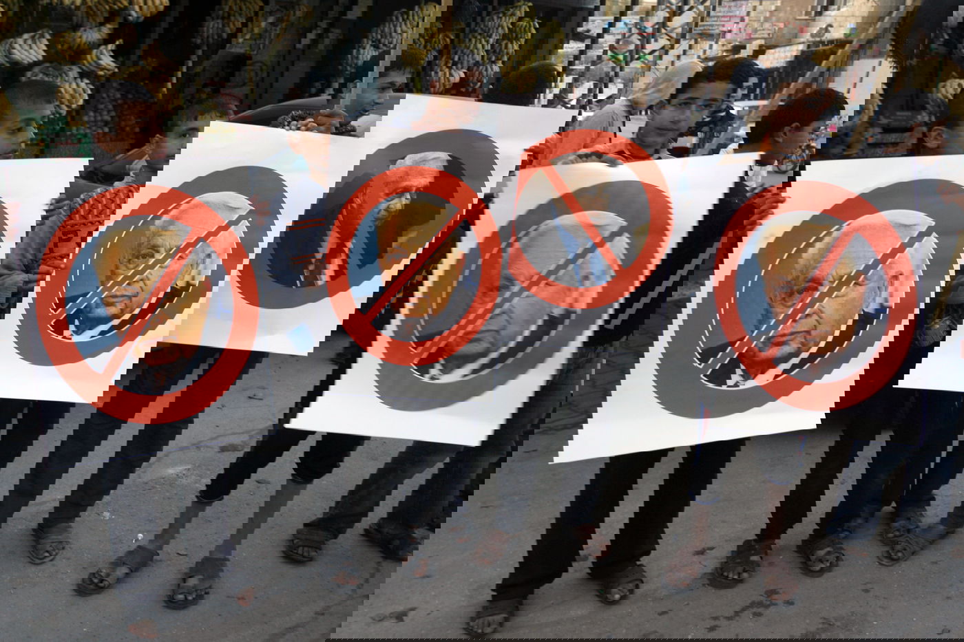 צפו: הפלסטינים חוגגים את מותו של אריק שרון