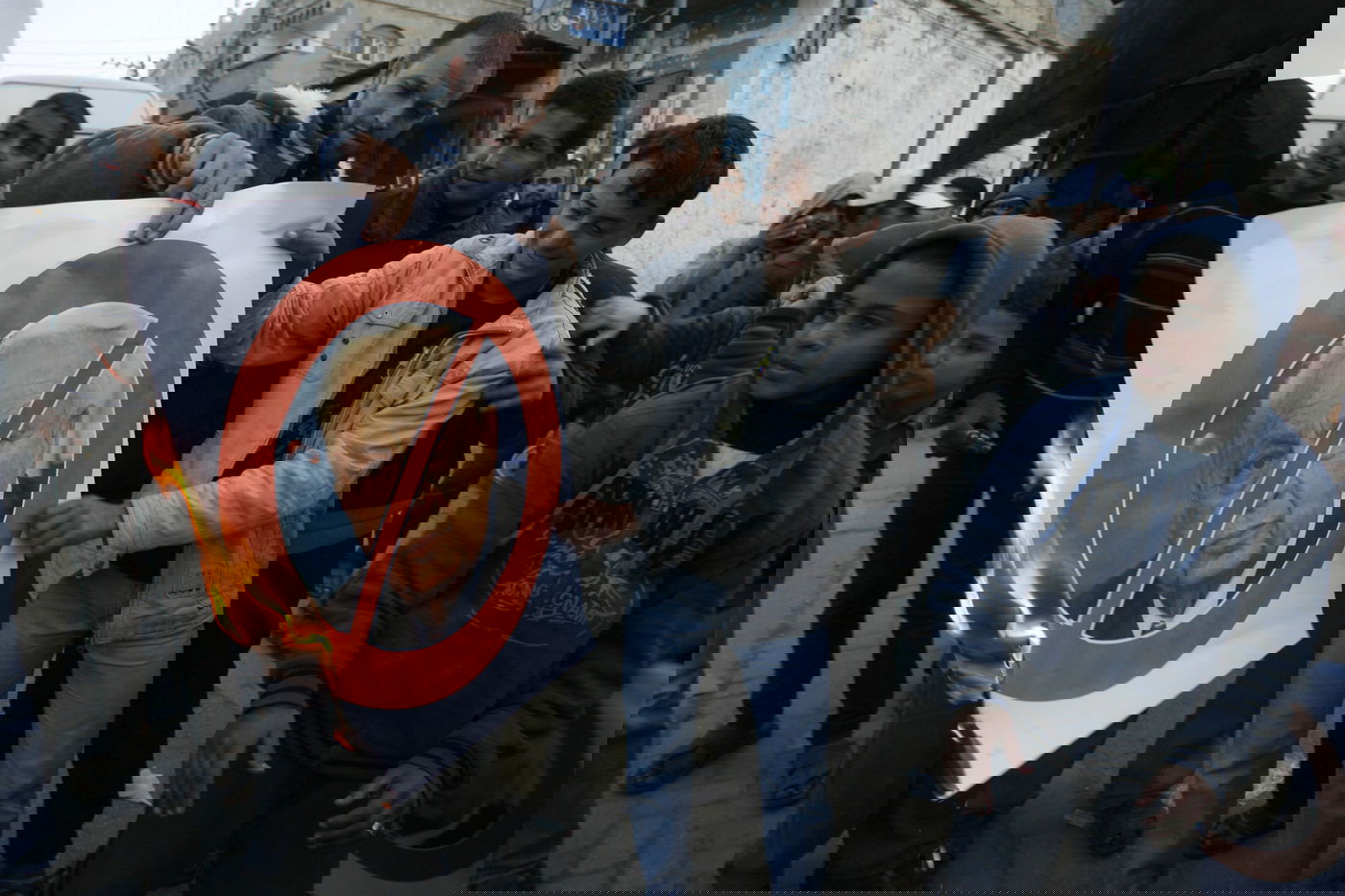 צפו: הפלסטינים חוגגים את מותו של אריק שרון