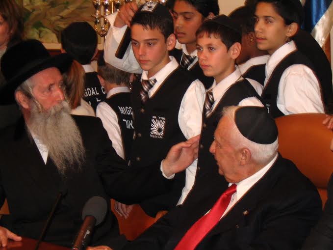 שרון מבקר במוסדות מגדל אור