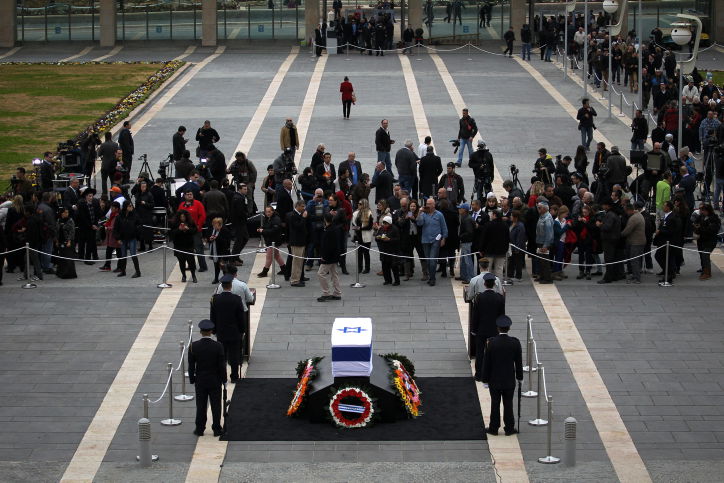 ארונו של שרון ברחבת הכנסת, הבוקר