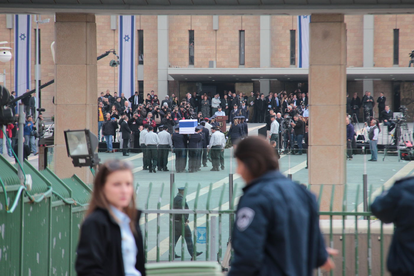 ארונו של שרון הוצב בכנסת; אלפים עברו ונפרדו • תיעוד