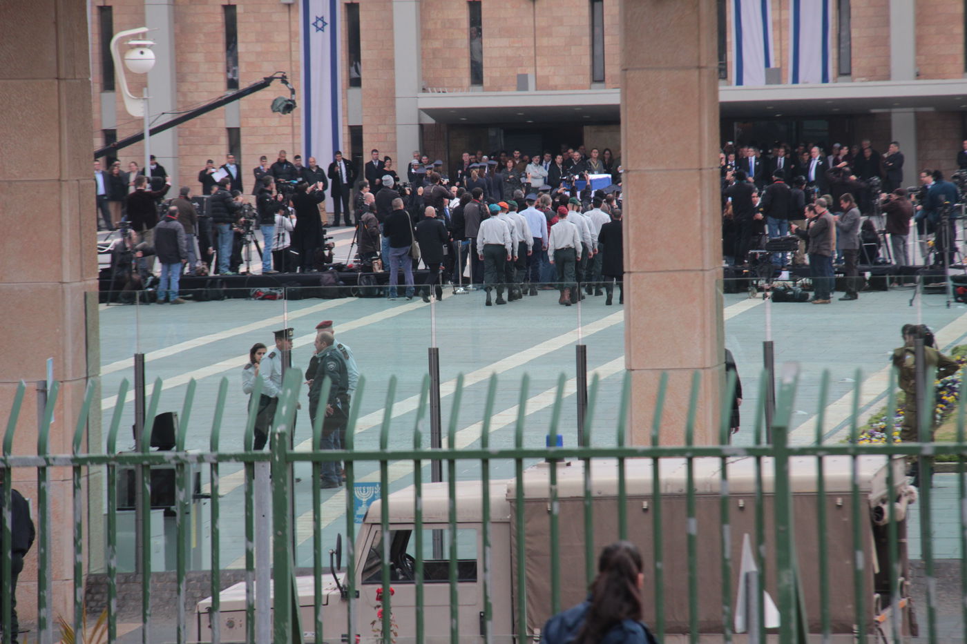 ארונו של שרון הוצב בכנסת; אלפים עברו ונפרדו • תיעוד