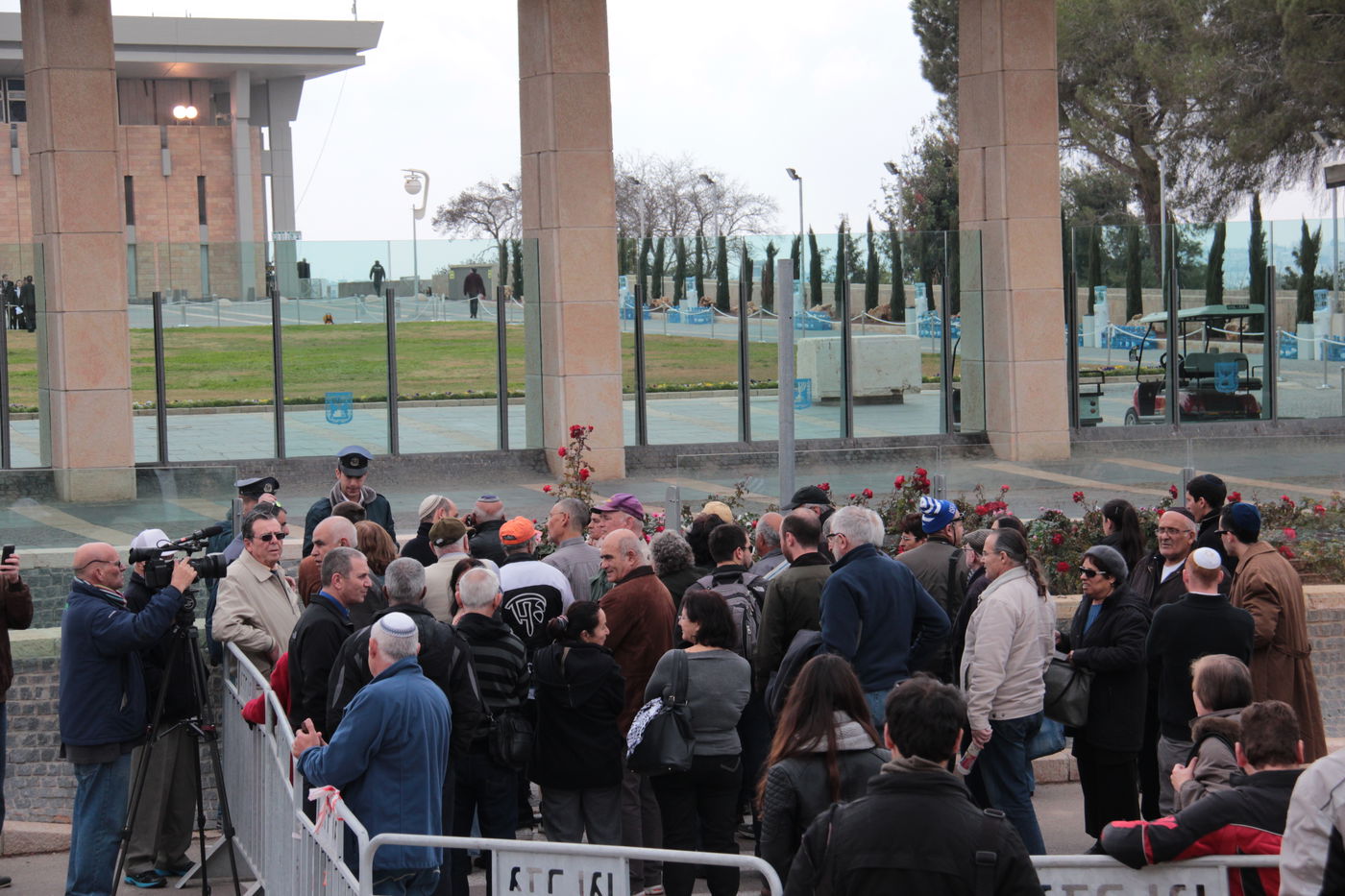 ארונו של שרון הוצב בכנסת; אלפים עברו ונפרדו • תיעוד