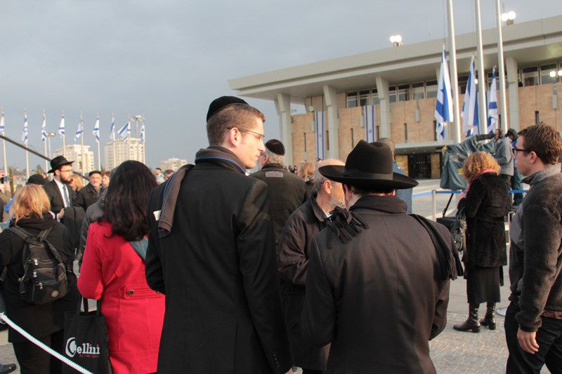 צפו בתיעוד: גם חרדים הגיעו להיפרד מאריאל שרון