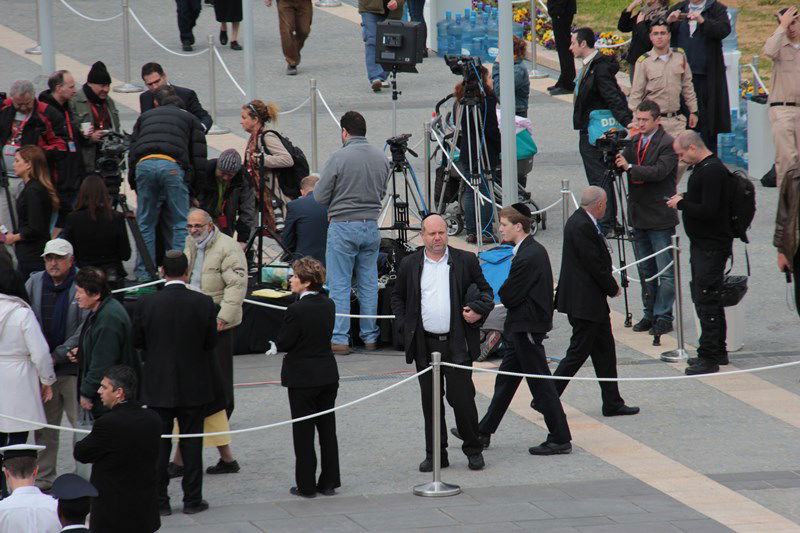 צפו בתיעוד: גם חרדים הגיעו להיפרד מאריאל שרון