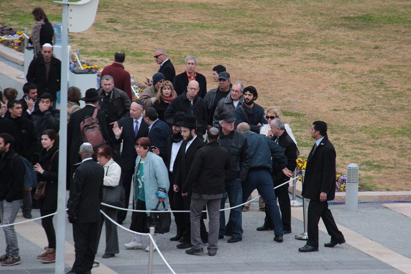 צפו בתיעוד: גם חרדים הגיעו להיפרד מאריאל שרון