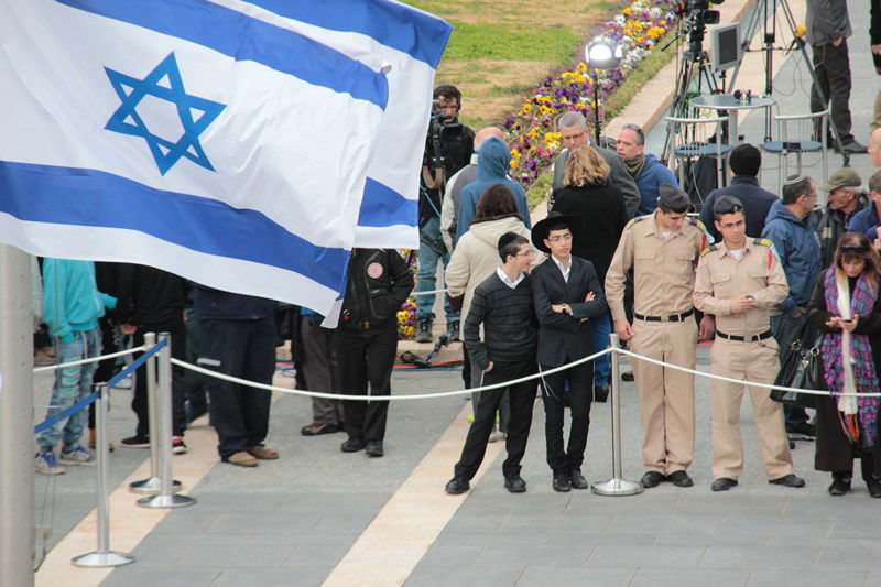 צפו בתיעוד: גם חרדים הגיעו להיפרד מאריאל שרון