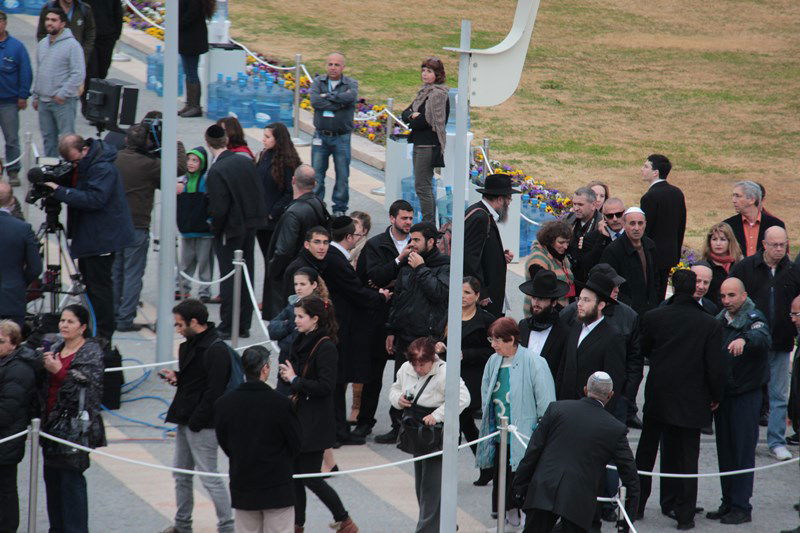 צפו בתיעוד: גם חרדים הגיעו להיפרד מאריאל שרון