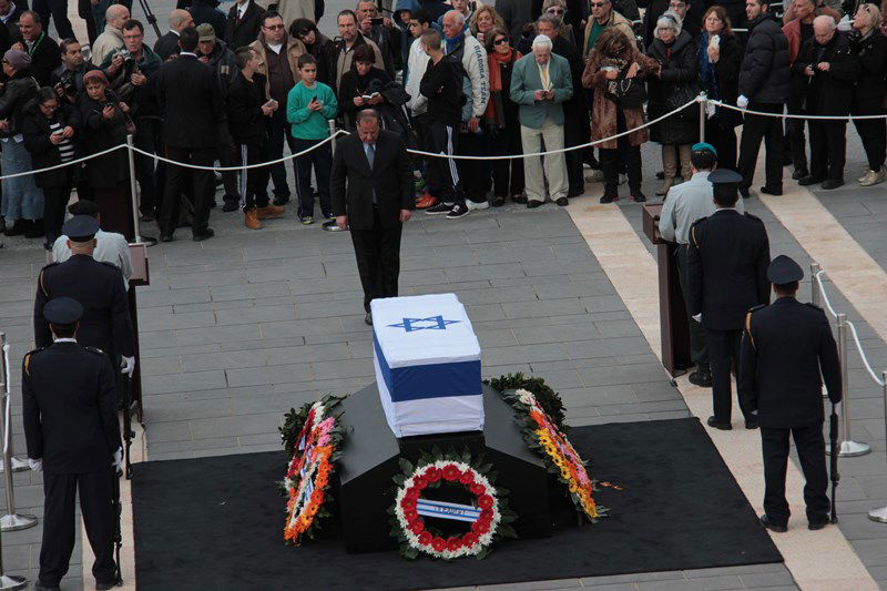 צפו בתיעוד: גם חרדים הגיעו להיפרד מאריאל שרון