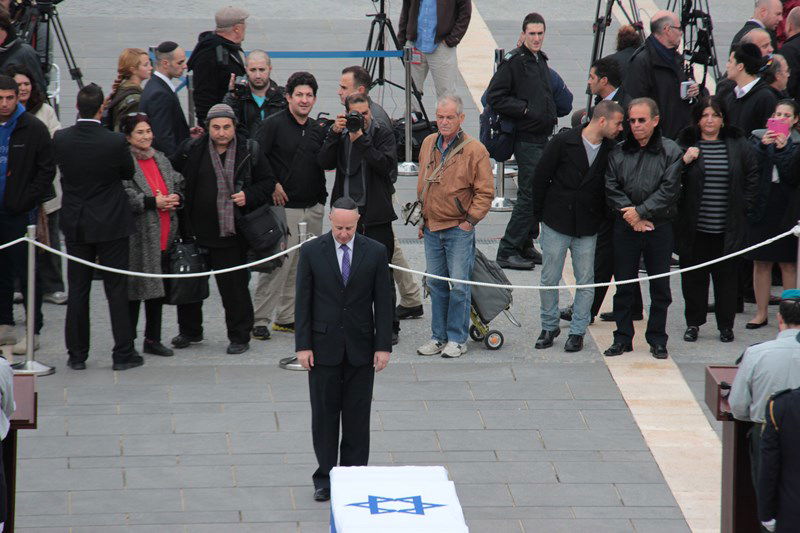 צפו בתיעוד: גם חרדים הגיעו להיפרד מאריאל שרון