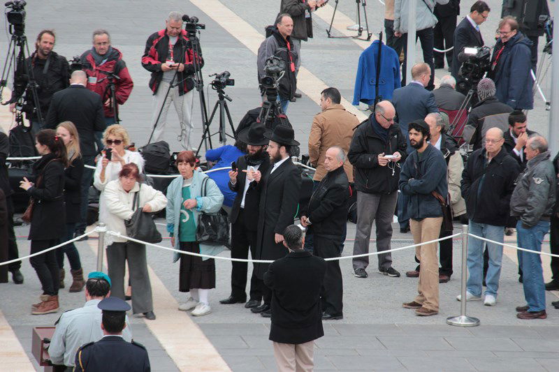 צפו בתיעוד: גם חרדים הגיעו להיפרד מאריאל שרון